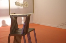 el mueble también utilizado como soporte de las obras de Rafael Reverón-Pojan